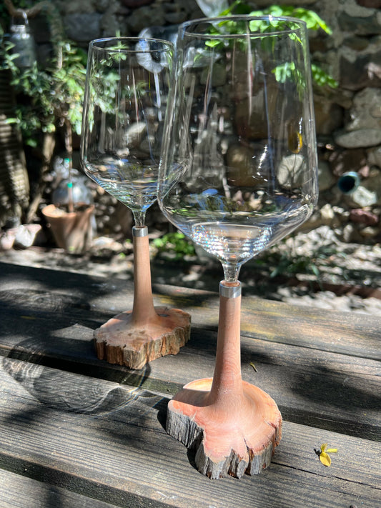 Weinglas mit Holzsockel