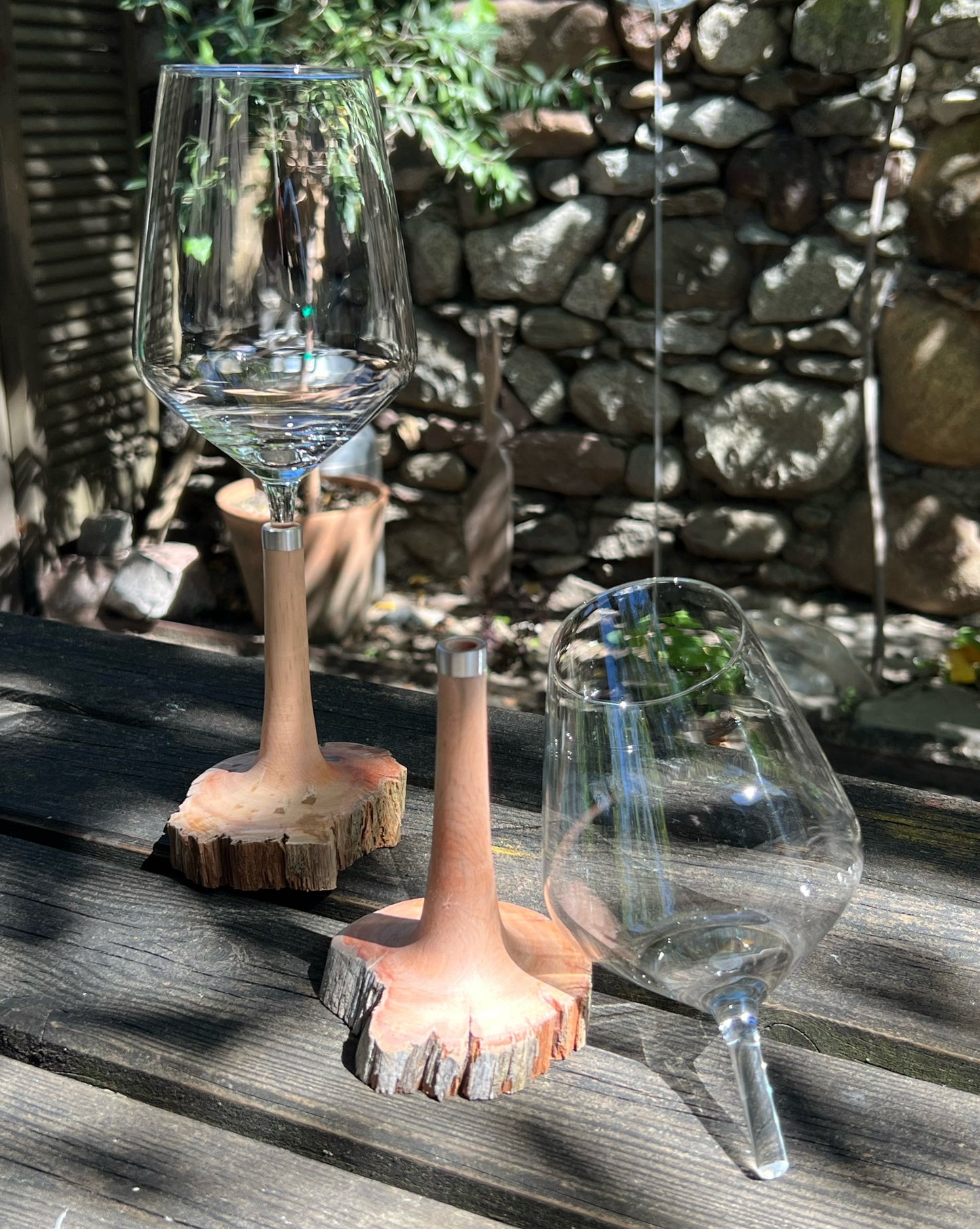 Weinglas mit Holzsockel